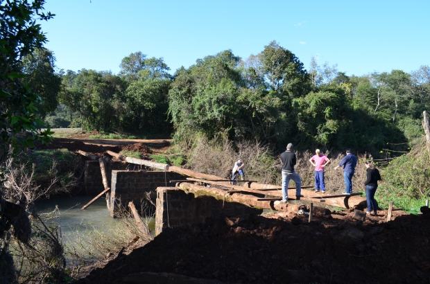 iniciam obras da ponte de linha gaucha em quilombo 20140612 2024709434