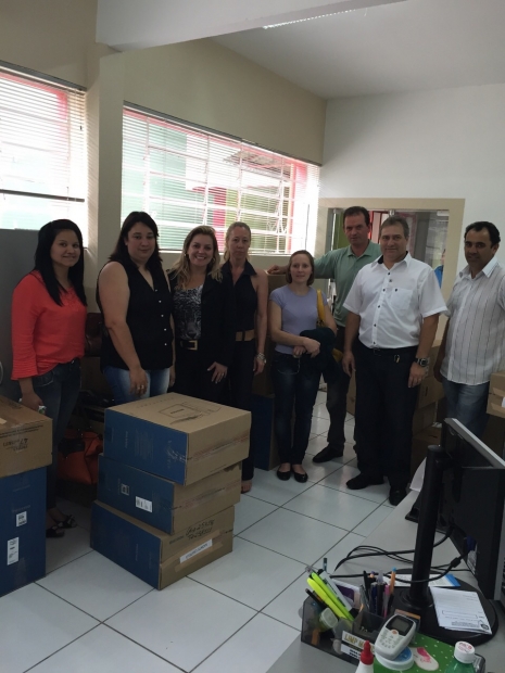 entrega dos computadores 20141204 1685273615