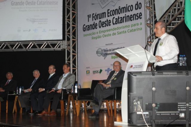 chapeco secretario americo representa governo no 1 forum economico do grande oeste 20150327 1154826261