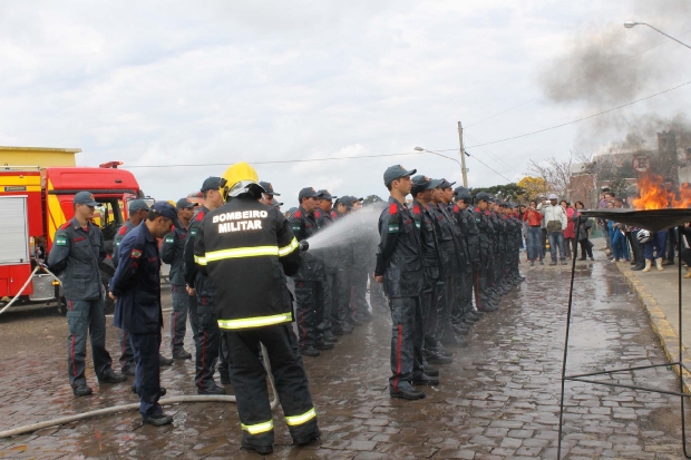 corpo de bombeiros de sao joaquim realiza formatura com entrega de viatura e assinatura de doacao de terreno 20150903 1999340202