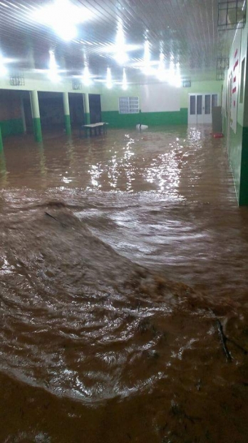 chuva inundou escola em braco do trombudo 20160229 2056708576