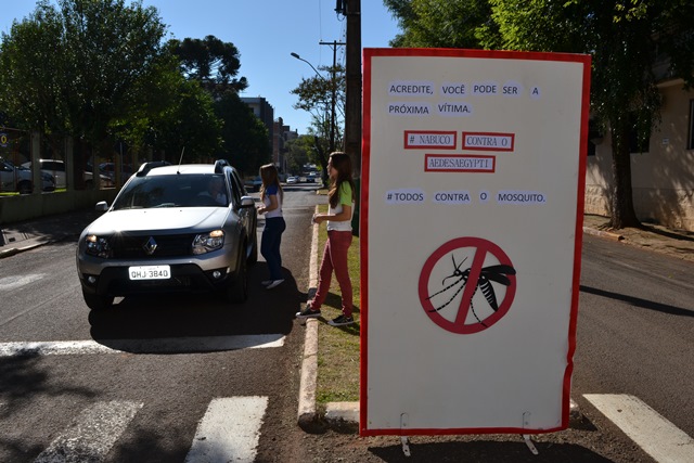 Alunos conscientizaram pedestres e motoristas sobre o combate ao mosquito Aedes aegypti. Foto: Janaína Mônego/ADR Xanxerê - 30/03/2016