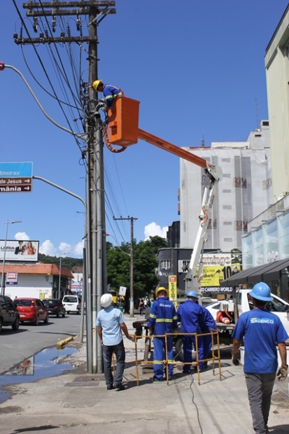 A Celesc inicia transferência de rede de fiação aérea para subterrânea, em Joinville, nove ruas contempladas com investimento de R$ 8,2 milhões – Na foto, técnicos executam a transferência da fiação – Joinville – 16-03-16 – Foto: Ana Paula Keller/ADR Joinville