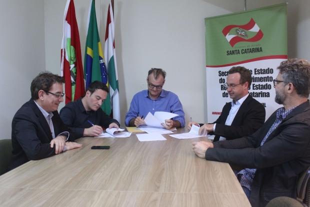 2806 assinatura de convenio centro up e caminhao 20160628 1992476329