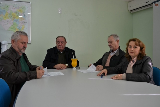 Assinatura do convênio aconteceu na tarde desta quinta-feira, 2. Foto: Janaína Mônego/ADR Xanxerê - 02/06/2016