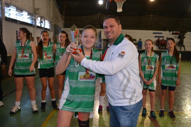 Diretor de Esportes da Fesporte, Luciano Heck, entregou o troféu a capitã da equipe de Xaxim. Foto: Janaína Mônego/ADR Xanxerê - 11/06/2016