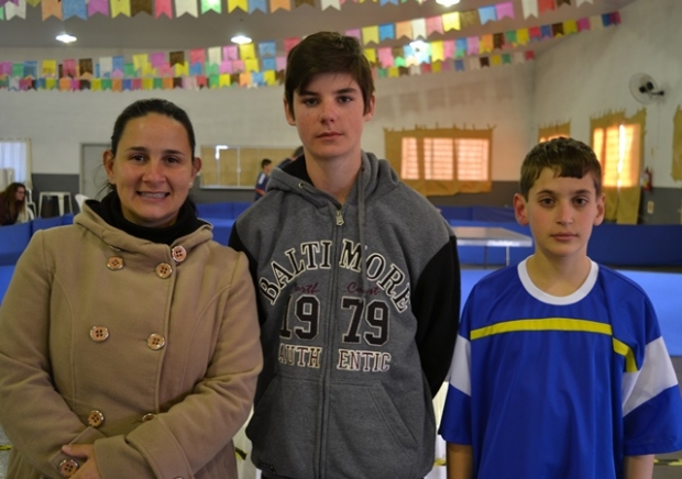 Professora Maria Clara e os atletas Tomas e Teodoro. Foto: Janaína Mônego/ADR Xanxerê - 10/06/2016