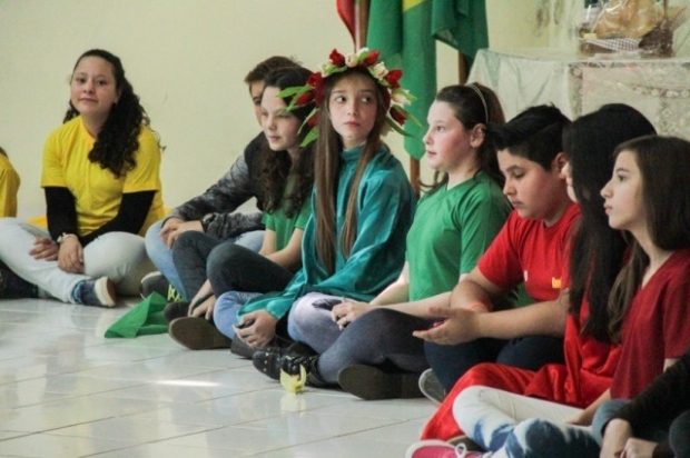 Alunos realizaram apresentações artísticas durante a tarde. Foto: EEB Kyrana Lacerda - 15/06/2016