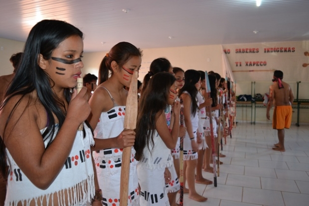 Alunos do grupo de dança apresentaram danças e músicas indígenas. Foto: Janaína Mônego/ADR Xanxerê - 05/07/2016