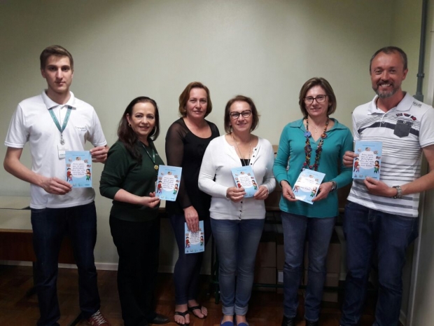 A equipe da Gerência de Educação da ADR de Xanxerê, recebeu o material que será distribuído para os pais. Foto: Janaína Mônego/ADR Xanxerê Data: 26/09/2016