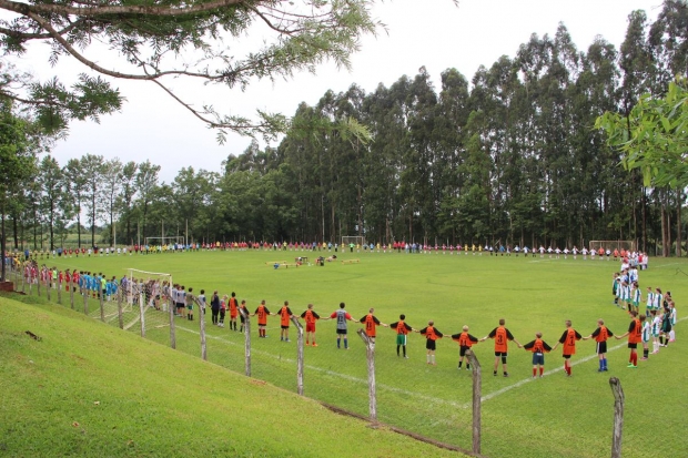 alunos de festival de futebol da adr itapiranga prestam homenagem as vitimas do acidente aereo 20161130 1708296668
