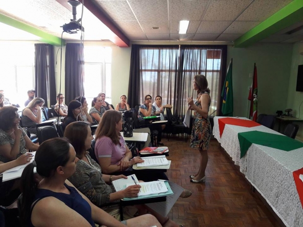 Claudete Mussio repassou as orientações sobre o próximo ano letivo para os gestores das escolas Estaduais. Foto: Janaína Mônego/ADR Xanxerê - 28/11/2016