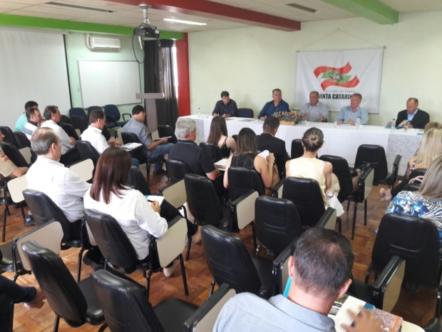 Presidente do Deinfra se reuniu com prefeitos, empresários e representantes de órgãos estaduais. Foto: Janaína Mônego/ADR Xanxerê 25/01/2017