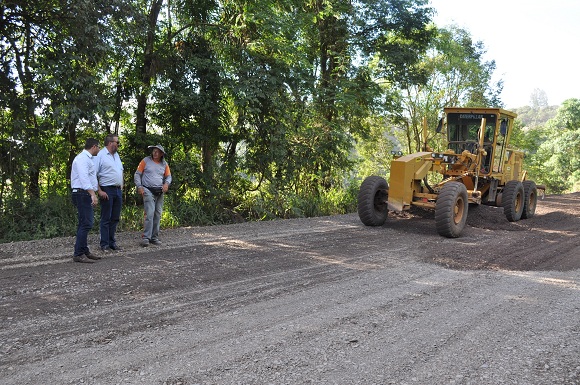 Secretário executivo e gerente de infraestrutura acompanham trabalho de base da SC 355, trecho entre Iomerê e a comunidade de Bom Sucesso FOTO- Josiane Zago / ADR Videira