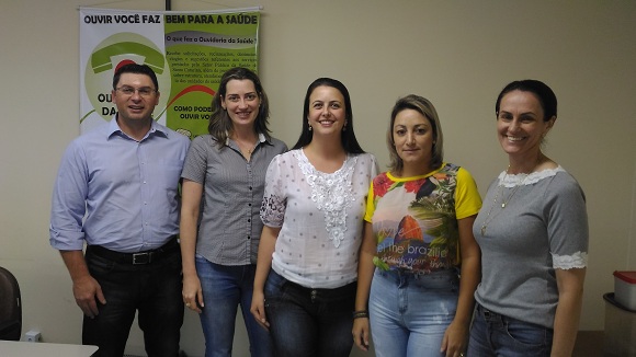 Secretário Euro juntamente com gerente de saúde Fabiana Moraes recepcionam novos profissionais que atuarão na Gerência de Saúde Foto: Josiane Zago / ADR Videira