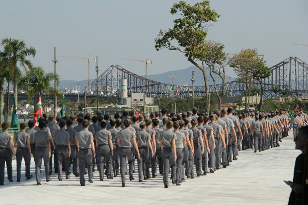 Desfile cívico-militar de Criciúma ocorre pela primeira vez na Rua da Gente