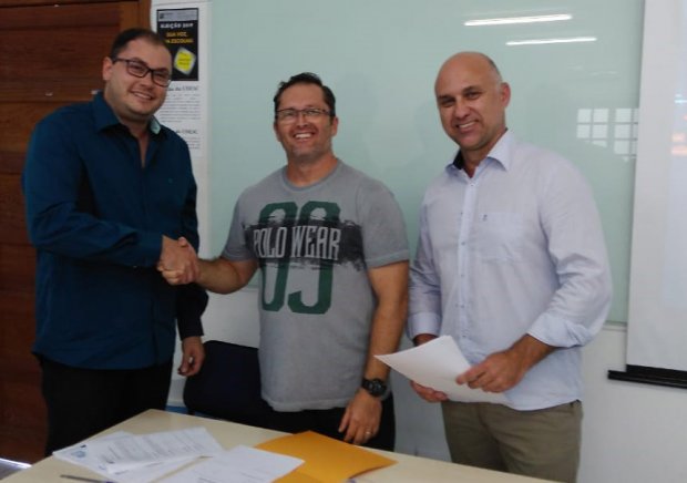Pró-reitor de Planejamento da Udesc, Márcio Metzner, e diretor-geral do Ceavi, Carlos Barth, com o representante da Construrio - Foto: Divulgação