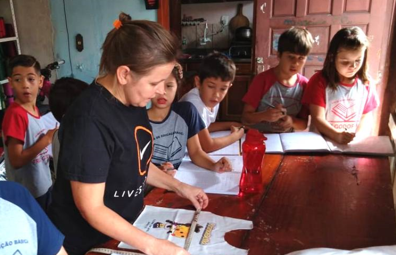 18 07 Os alunos do 4o ano no projeto com as costureiras