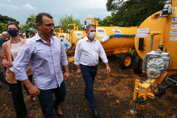 Em Chapecó, Carlos Moisés assina ordem de serviço para obras emergenciais da Casan e entrega equipamentos agrícolas