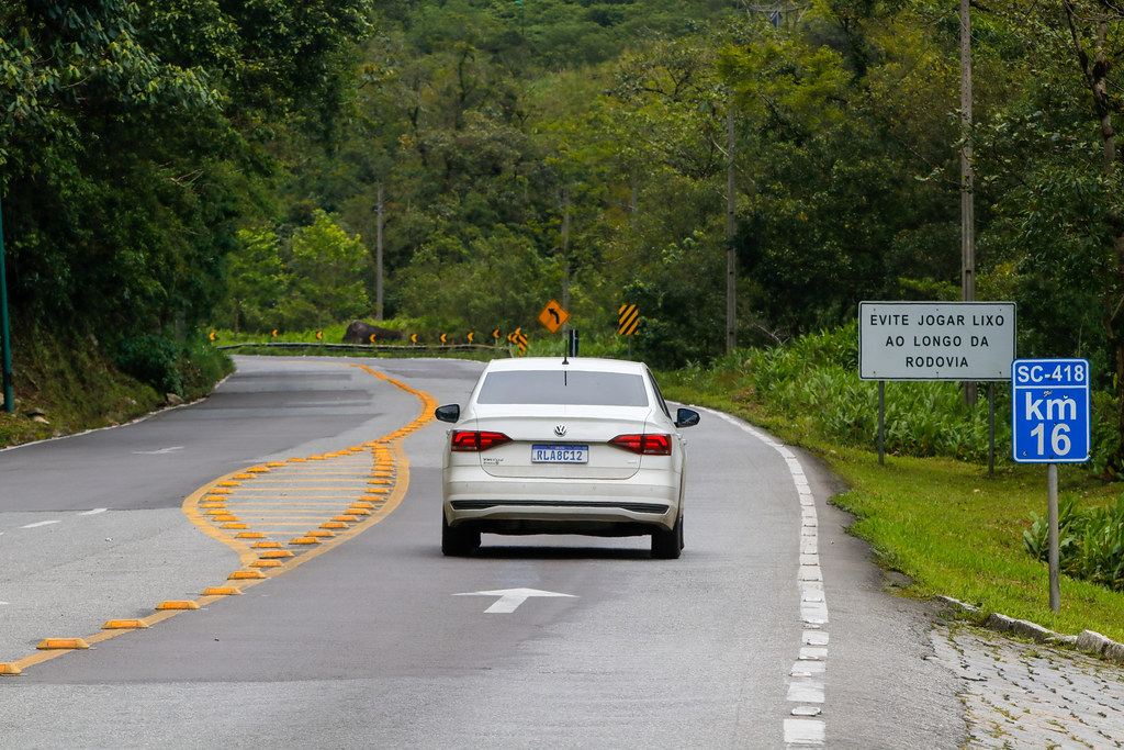 Imagem mostra trecho da Serra Dona Francisca com melhorias no asfalto e na sinalização de trânsito