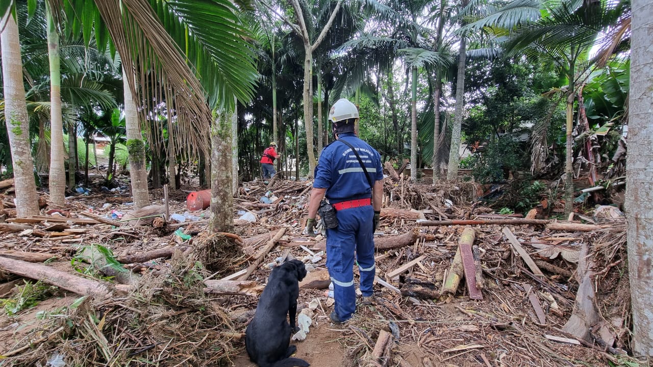 Bombeiros militares encontram uma das duas vítimas desaparecidas em decorrência das fortes chuvas que atingiram o estado
