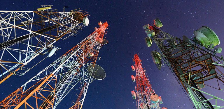 Foto das antenas que permitem a operação do 5G nas cidades brasileiras