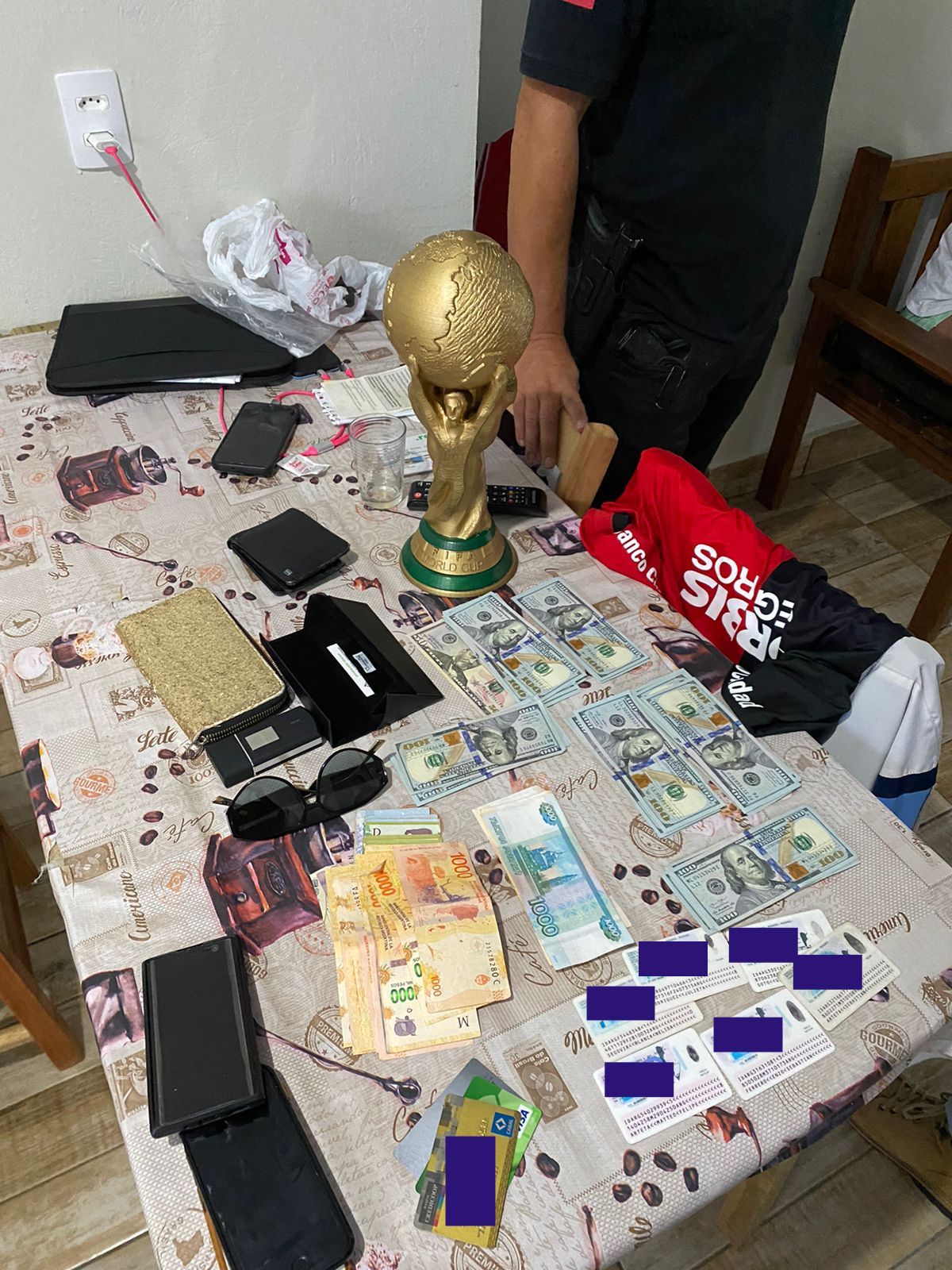 Delegacia de Proteção ao Turista recupera bens roubados de turistas russos no aeroporto de Florianópolis, entre elas uma réplica do troféu da Copa do Mundo