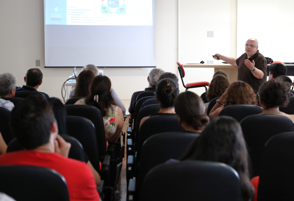 Pesquisador de Portugal faz apresentação para comunidade acadêmica da Udesc Lages
