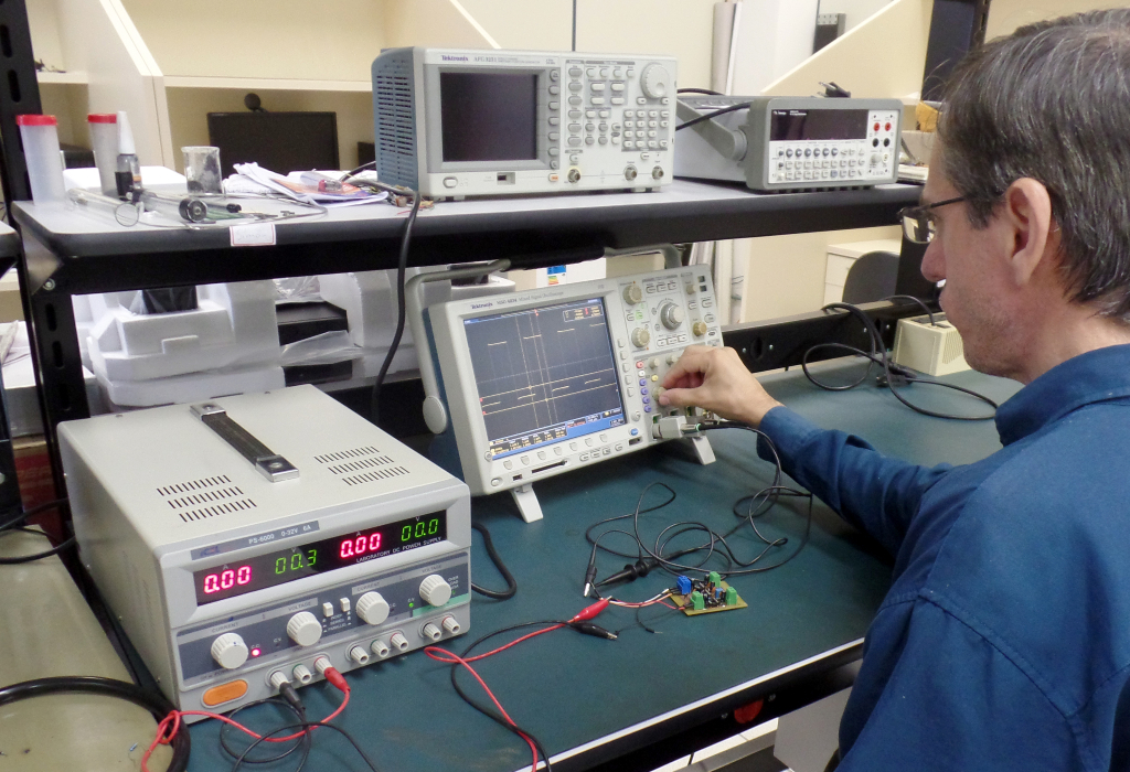 Pesquisador mexe em equipamento durante estudos em laboratório da Udesc