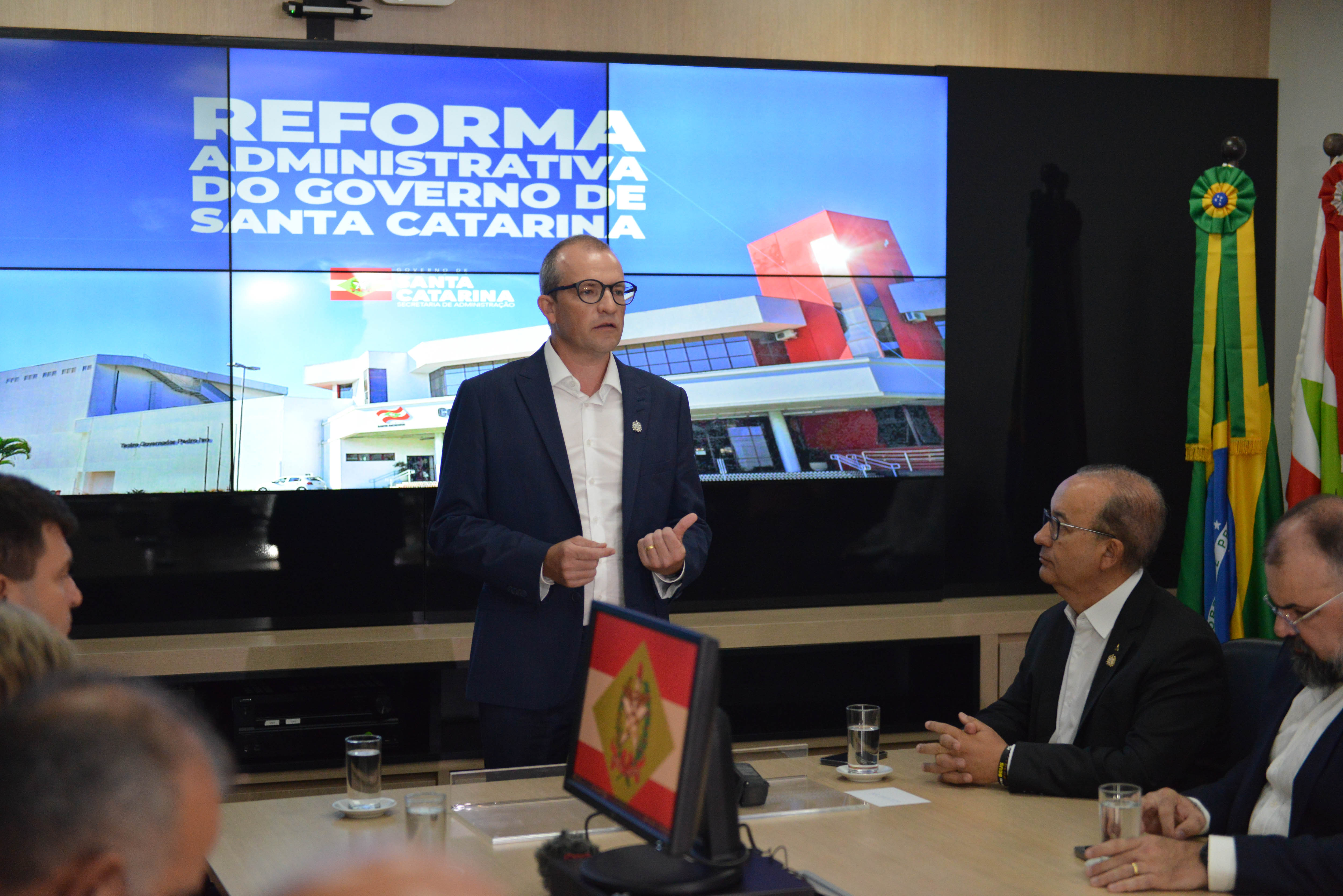 Secretário Moisés Diersmann apresentando slide sobre a reforma administrativa