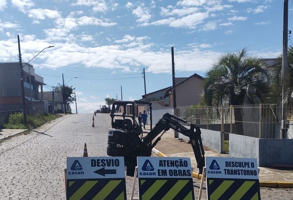 CASAN realiza obra de ampliação da infraestrutura de esgoto em rua de Curitibanos