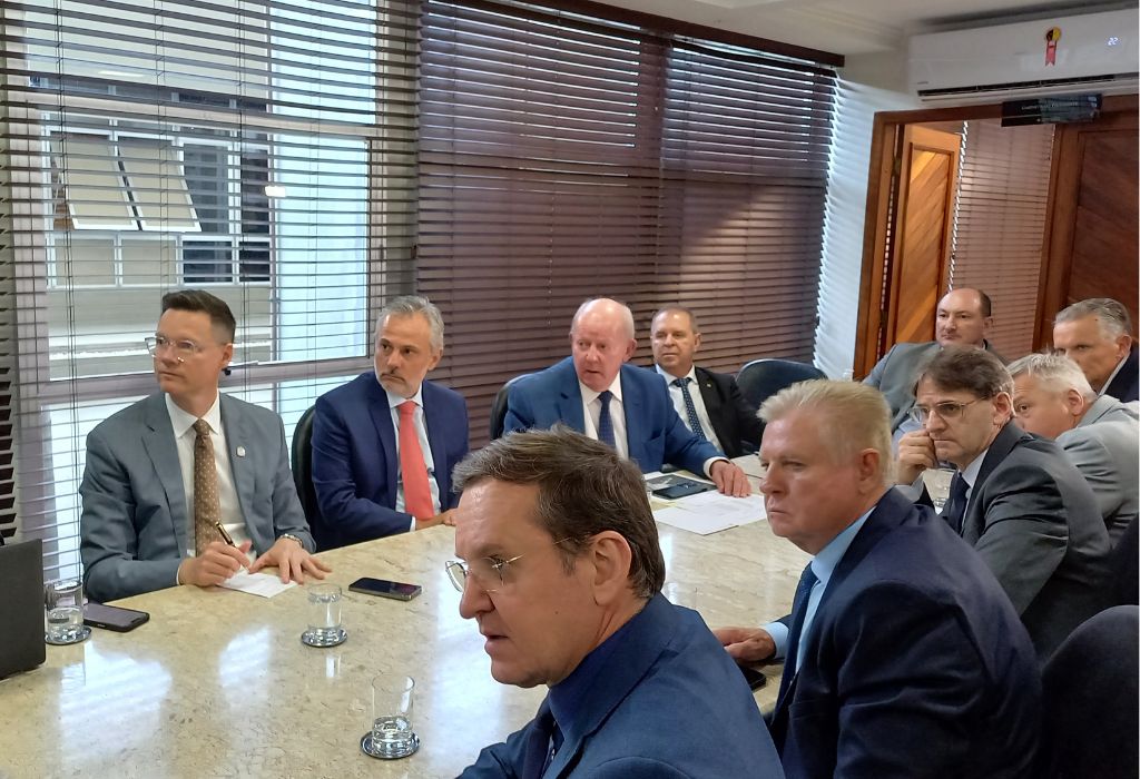 Homens em uma mesa de reunião