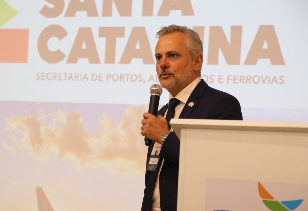 Secretário Beto Martins falando durante evento