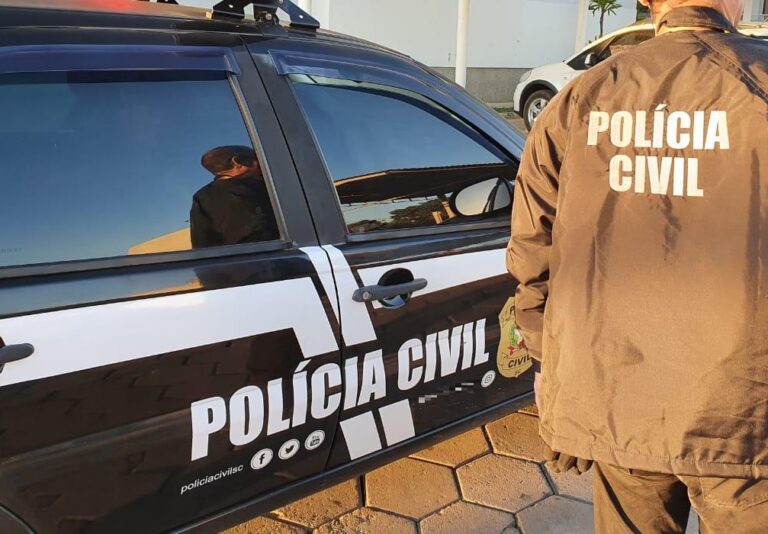 viatura da policia civil e policial civil de costas