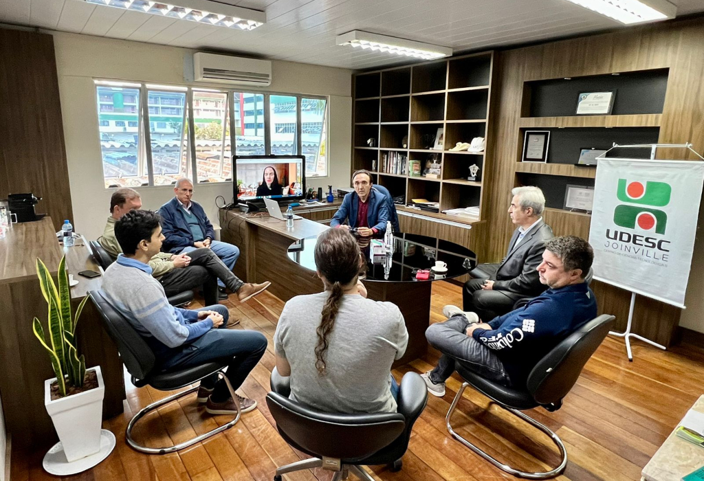 Gestores da Udesc conversam na sala da direção-geral da unidade de Joinville