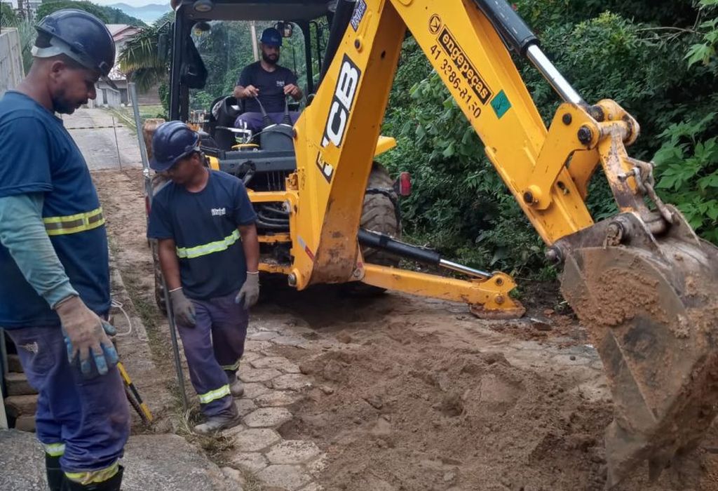 Equipes da CASAN realizam operação de fragmentação de rochas no bairro João Paulo, em Florianópolis