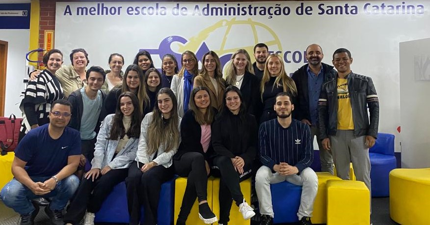 Turma do curso de Administração Pública da Udesc Esag posa com professora e gestores da Secretaria Municipal de Saúde de Florianópolis