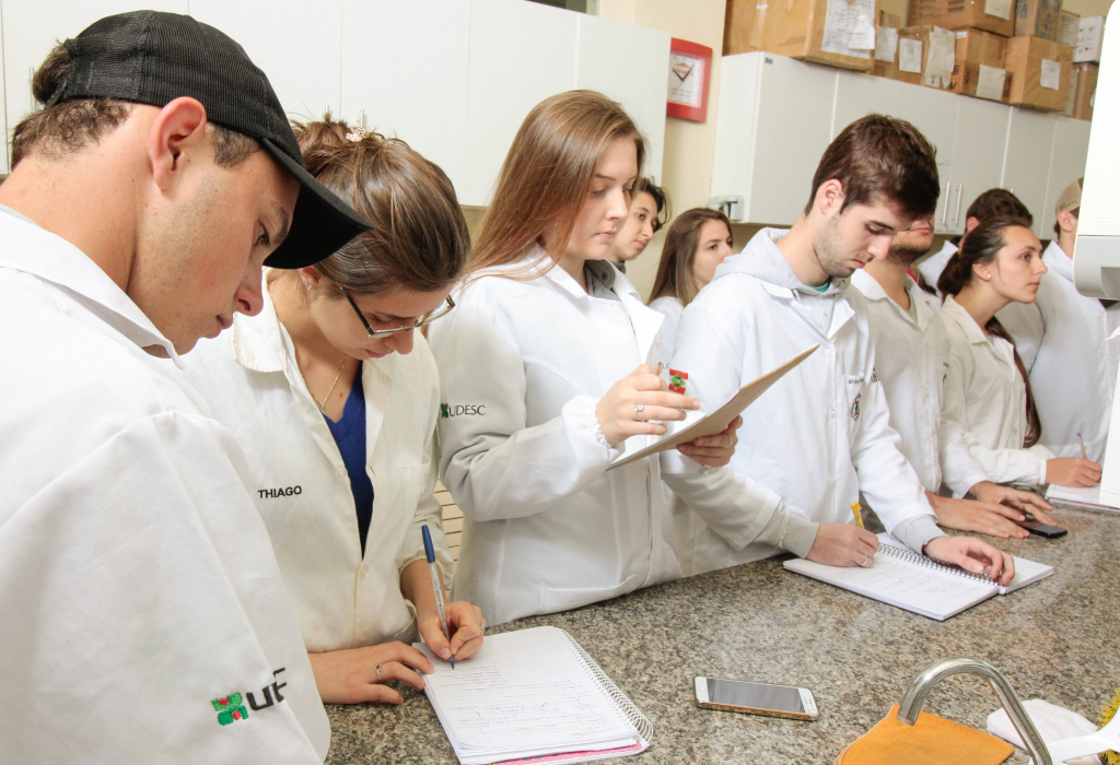 Alunos da Udesc têm aula prática em laboratório