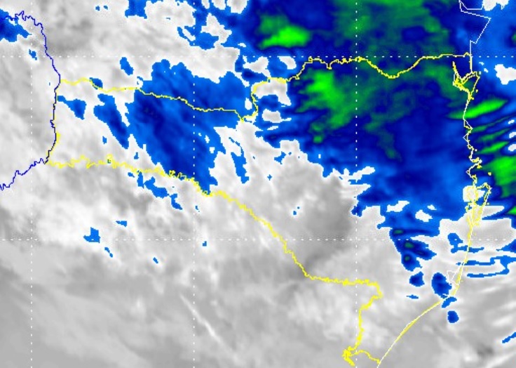 Na manhã desta quarta-feira (14), o tempo continua fechado e com chuva fraca em Santa Catarina. Nas últimas 3 horas, os volumes mais significativos foram registrados no Litoral Norte, com acumulados de 11 mm em São Francisco do Sul, 7 mm em Garuva e 5 mm em Schroeder e Joinville.