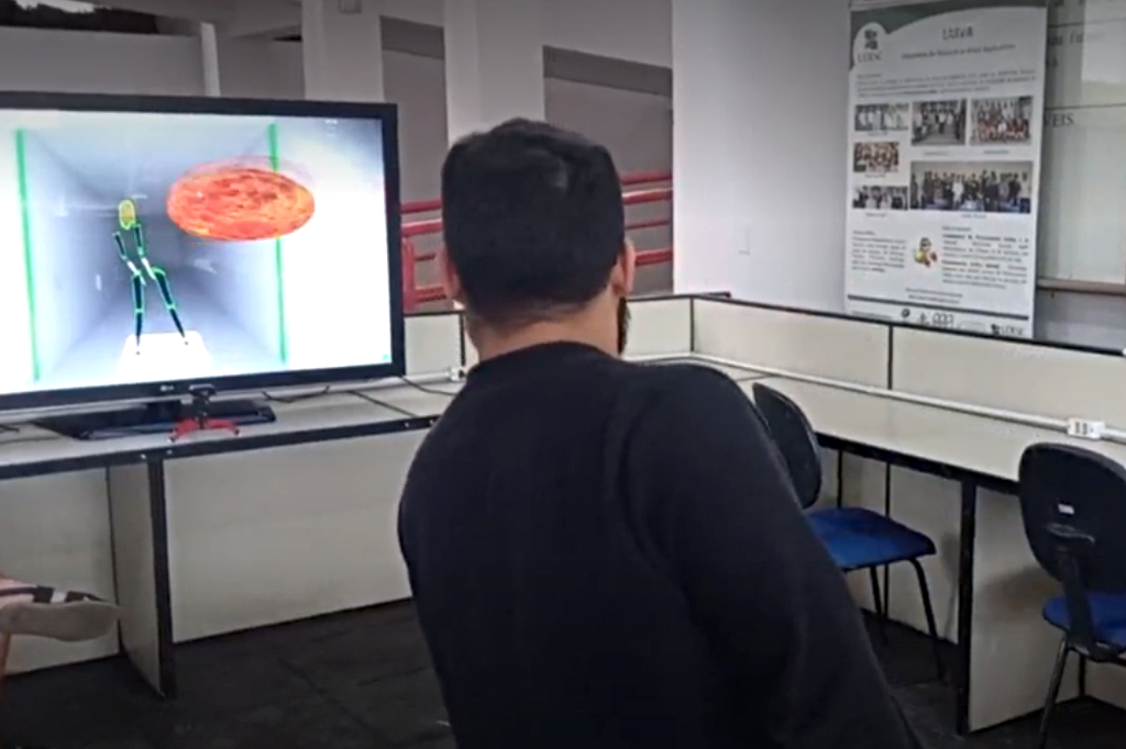 Homem de 30 anos testa jogo digital que estimula equilíbrio corporal