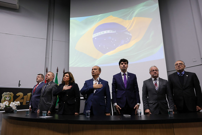 A Polícia Civil de Santa Catarina realizou nesta quinta-feira (27) na Acadepol, em Florianópolis, a solenidade em comemoração aos 211 anos da instituição, com anúncio de novidades para o futuro da corporação. Além de um planejamento estratégico para os próximos 12 anos, o delegado geral Ulisses Gabriel anunciou duas novidades: o Sistema Único de Denúncias e o Inquérito Policial Digital.