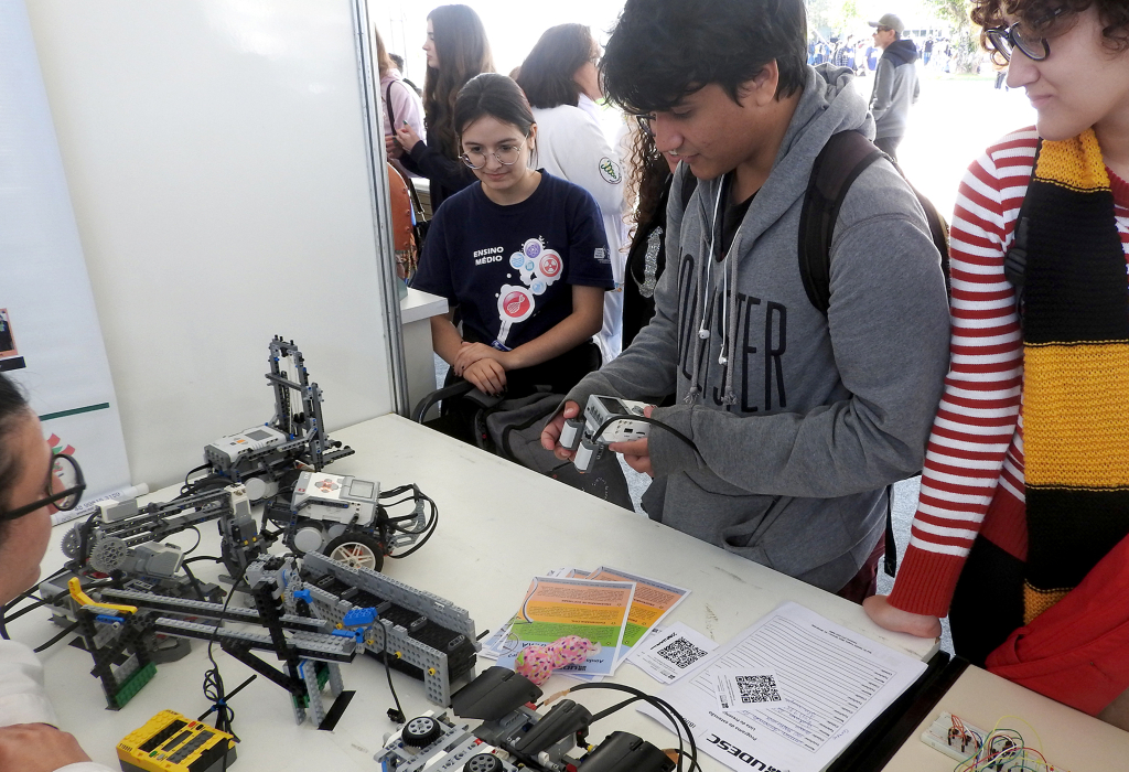 Alunos de ensino médio conhecem programa de extensão em robótica