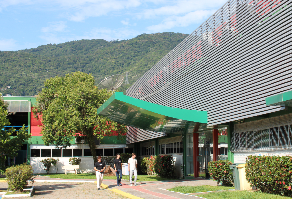 Estudantes caminham pelo campus da Udesc no Bairro Itacorubi, em Florianópolis