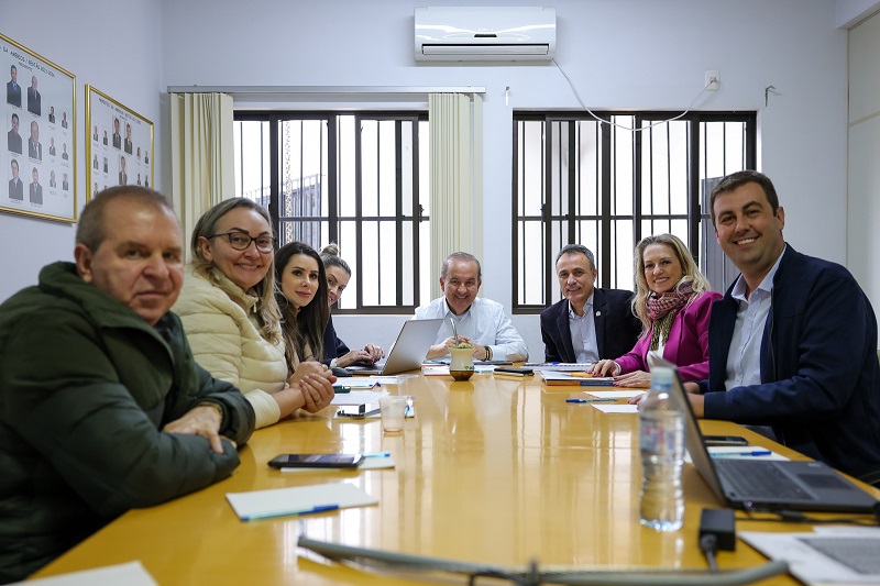 Em mais uma rodada de conversa com os prefeitos de Santa Catarina, o governador Jorginho Mello esteve reunido com os 17 gestores dos municípios que fazem parte da Associação dos Municípios do Entre Rios. O encontro individual aconteceu na sede da associação que fica na cidade de Maravilha no Extremo Oeste, nesta quinta-feira (13).