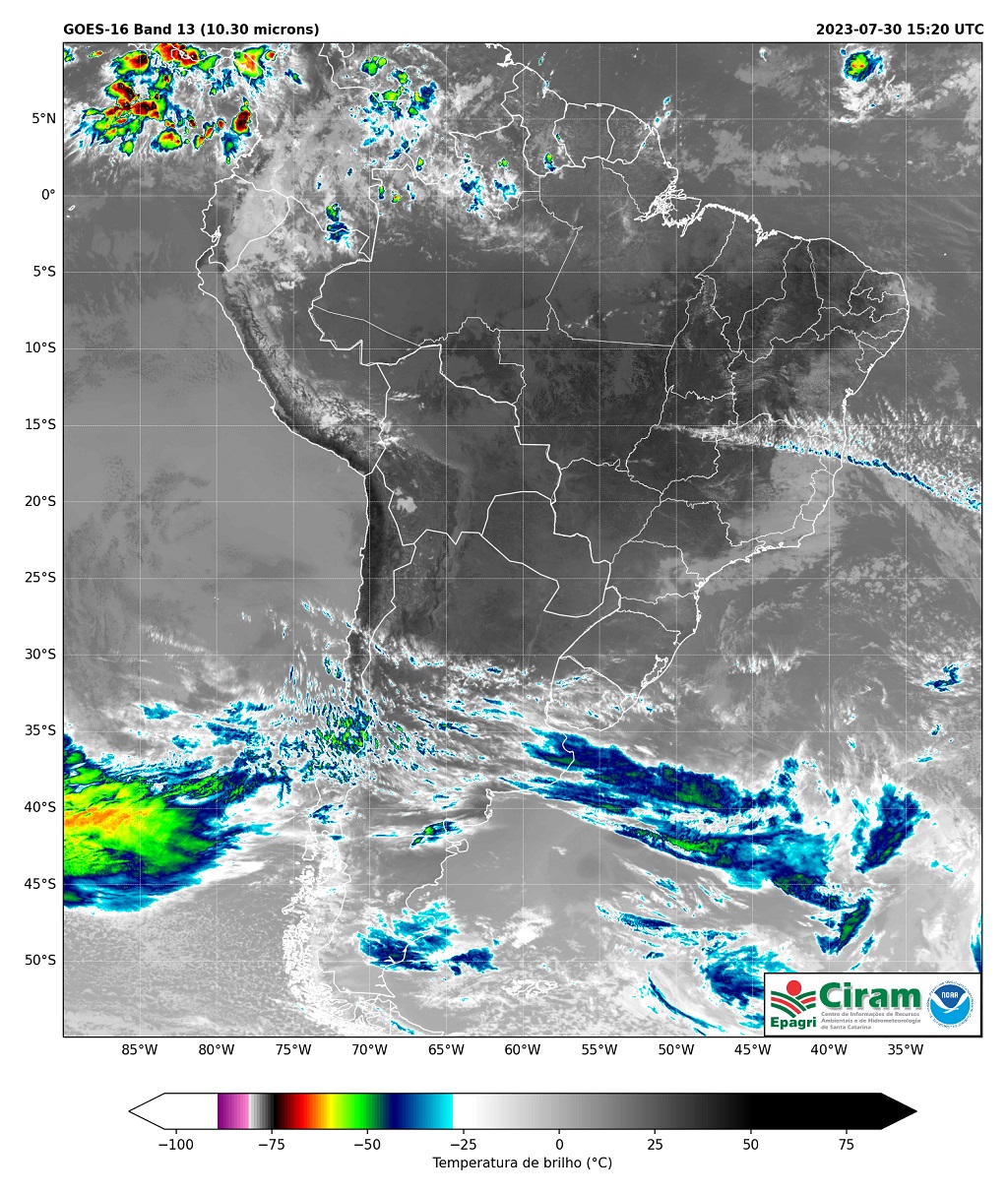 Descrição da Imagem de Satélite, 30/07/2023 às 10h50minAs imagens de satélite mostram nuvens (em tons de azul e verde) na Argentina, ao sul do Uruguai, associadas a corrente de jato (ventos fortes em altitude) e deslocamento de uma frente fria.