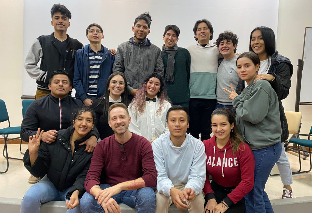 Professor da Udesc e estudantes do Equador posam para foto