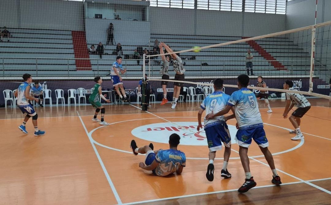 ogos emocionantes nas finais do vôlei feminino e masculino marcaram o término da 13ª edição dos Jogos Escolares de Santa Catarina, realizados entre os dias 03 e 07 de julho, na cidade de Timbó.