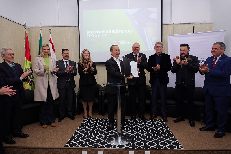 O Governador Jorginho Mello assinou, nesta segunda-feira, em Florianópolis, um termo de cooperação técnica para acelerar as melhorias nas redes elétricas das escolas estaduais, permitindo a instalação de aparelhos como ar condicionado e lousas digitais. O acordo inédito entre a Secretaria de Estado de Educação (SED), Acafe e Celesc irá mapear as carências elétricas das escolas estaduais, agilizando a melhoria da infraestrutura e ampliando a capacidade de fornecimento de energia nas unidades.