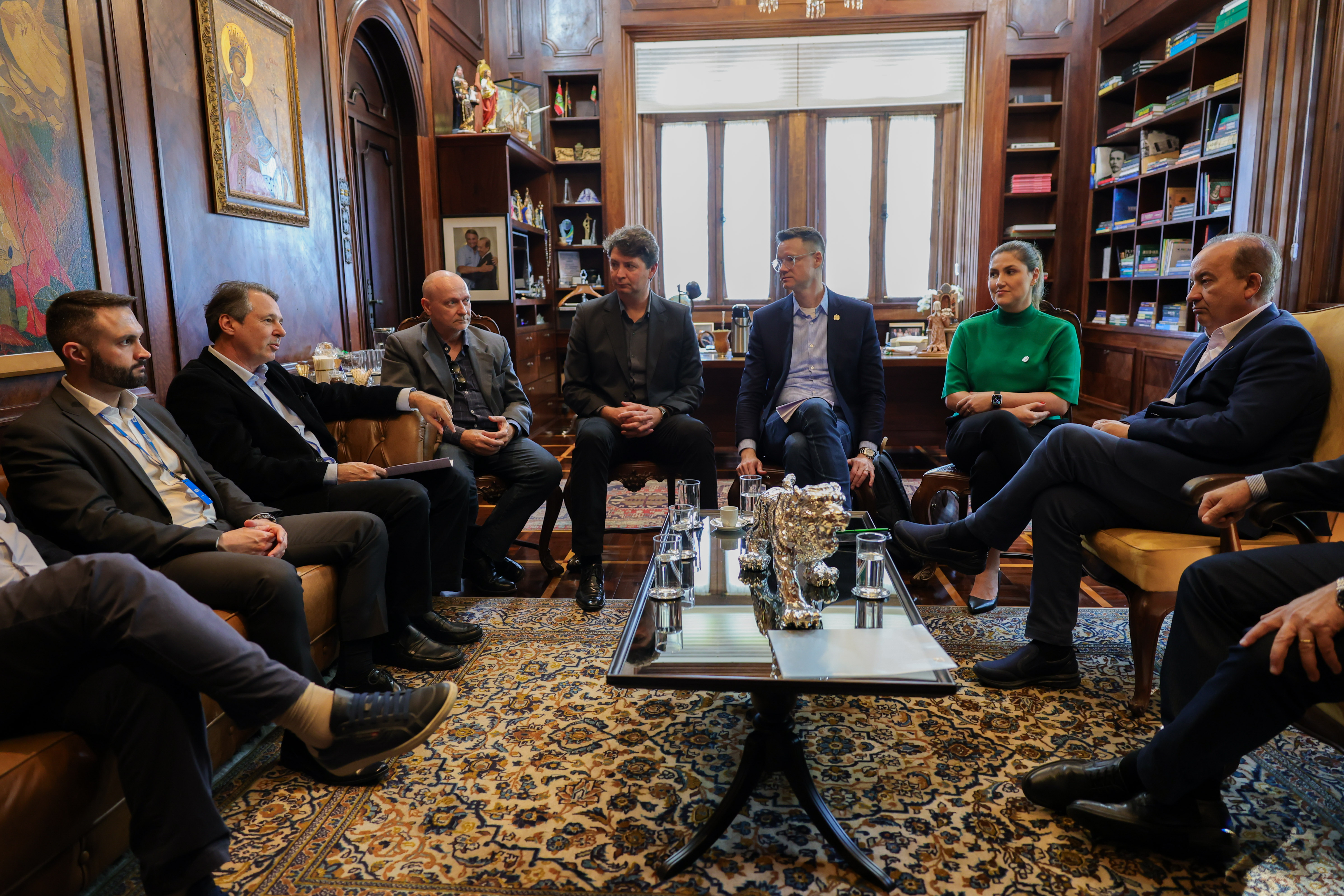 Foto com o Governador Jorginho Mello, junto ao secretário da fazenda, Cleverson Siewert. Ambos estão sentados e reunidos com empresários.