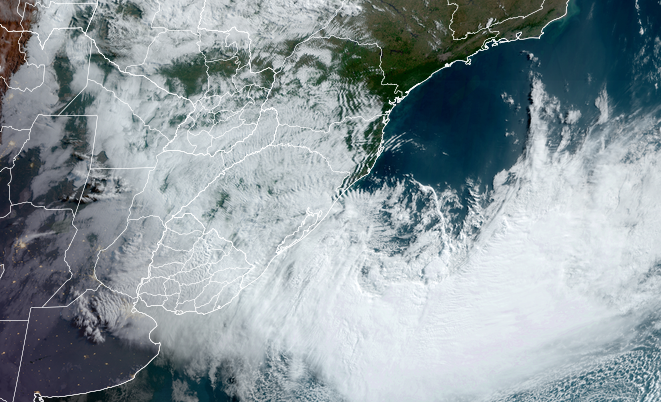 Imagem do satélite GOES-16, canal visível, às 10h10h do horário local sobre o ciclone que afeta o tempo em SC no mês de julho de 2023